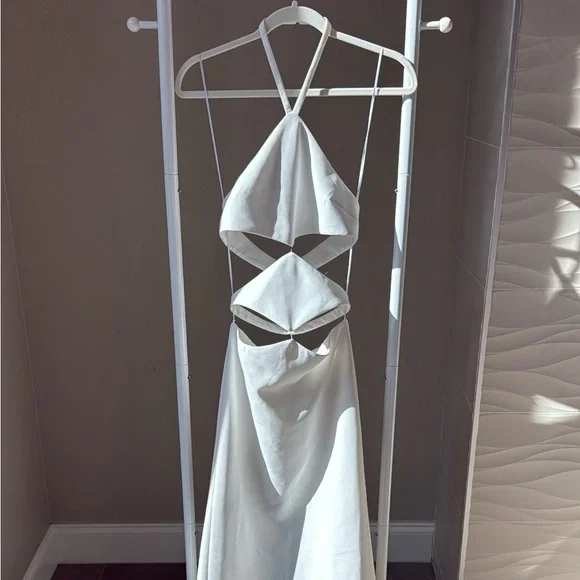 MONOT Elegant White Halter Dress - Picture 3 of 6